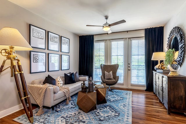 Building Photo - 444 E Dallas Rd