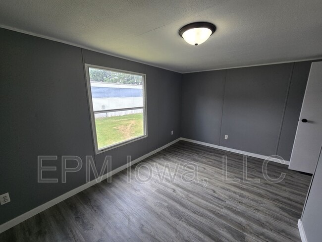 Building Photo - 700 W Ridgeway Ave