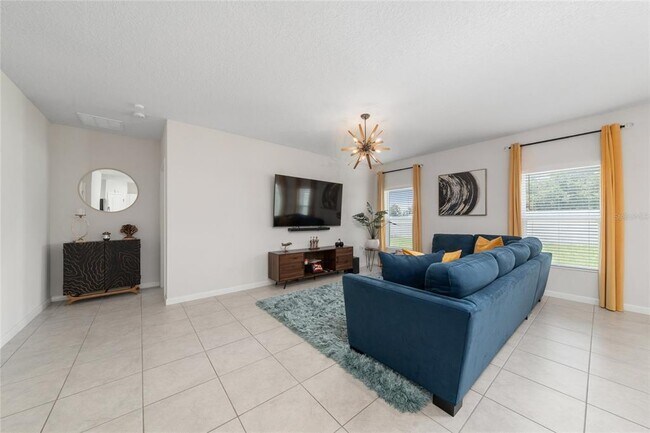 Building Photo - 145 Silver Maple Bend