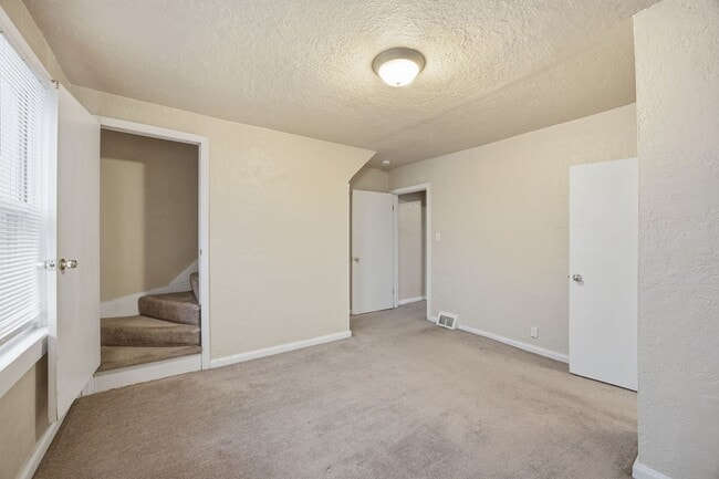 Building Photo - Charming 3-Bedroom Pittsburgh Home with Spacious Yard and Classic Porch