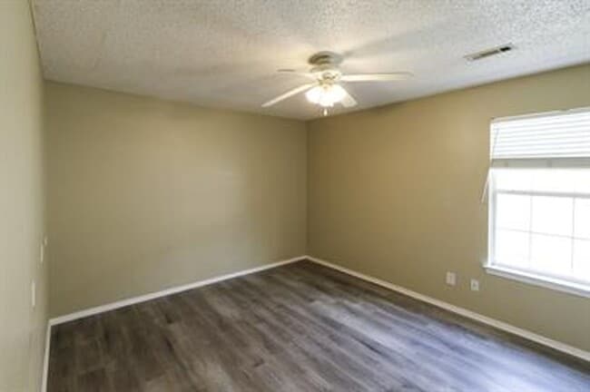 Building Photo - Spacious duplex in Fayetteville!