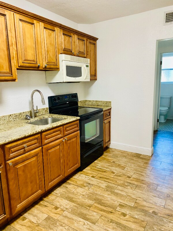 Building Photo - 7 Oak St