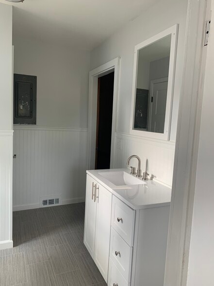 Bathroom 2 - 1115 E MacArthur Rd
