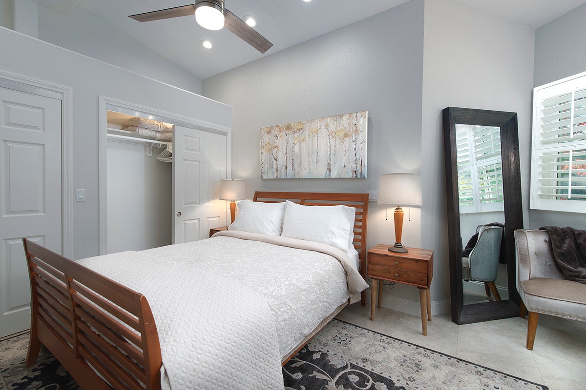Queen size bed - 73 Summerfield St