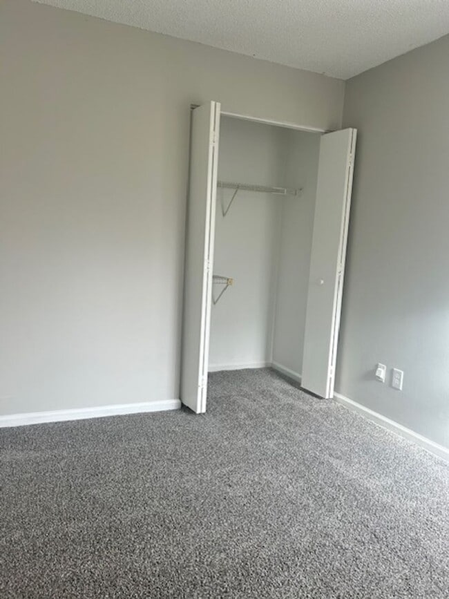 Building Photo - Available 3 bedroom/ 2 bathroom Home!