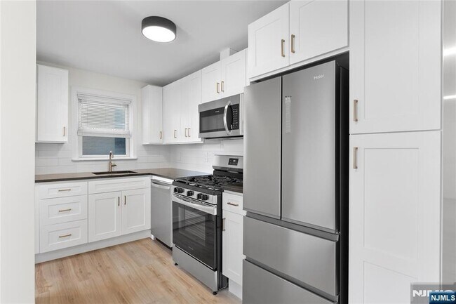 Building Photo - 676 Chestnut St