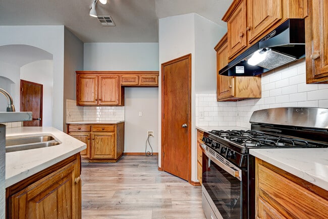 Building Photo - 517 Lone Oak Dr
