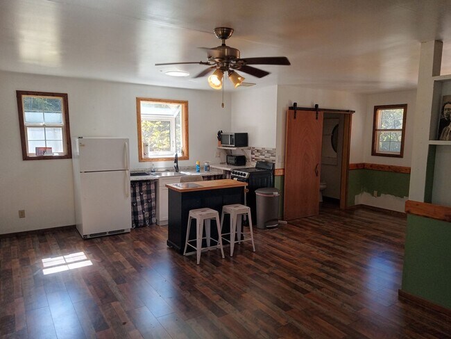 Building Photo - Beautiful One Bedroom Cabin on your own Pr...