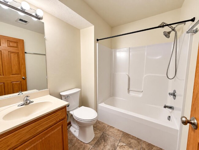Building Photo - 323 Creekside Dr
