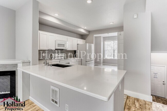 Building Photo - Beautiful 3-Level Hillsboro Townhouse in Quiet Cul-de-sac!