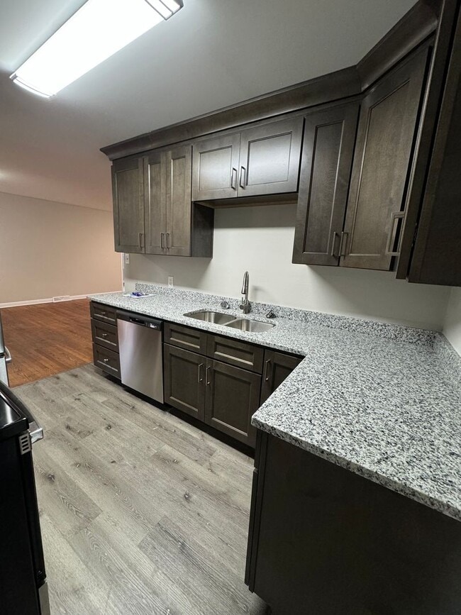 Building Photo - Beautiful 4 Bedroom, 2 Bath House Convenie...