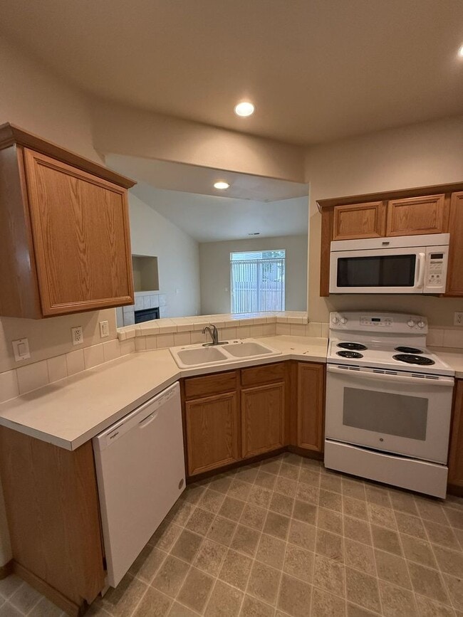 Building Photo - 2117 NE 81st Ave