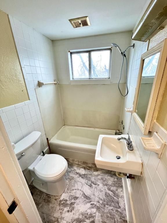 Building Photo - 106 Lind St