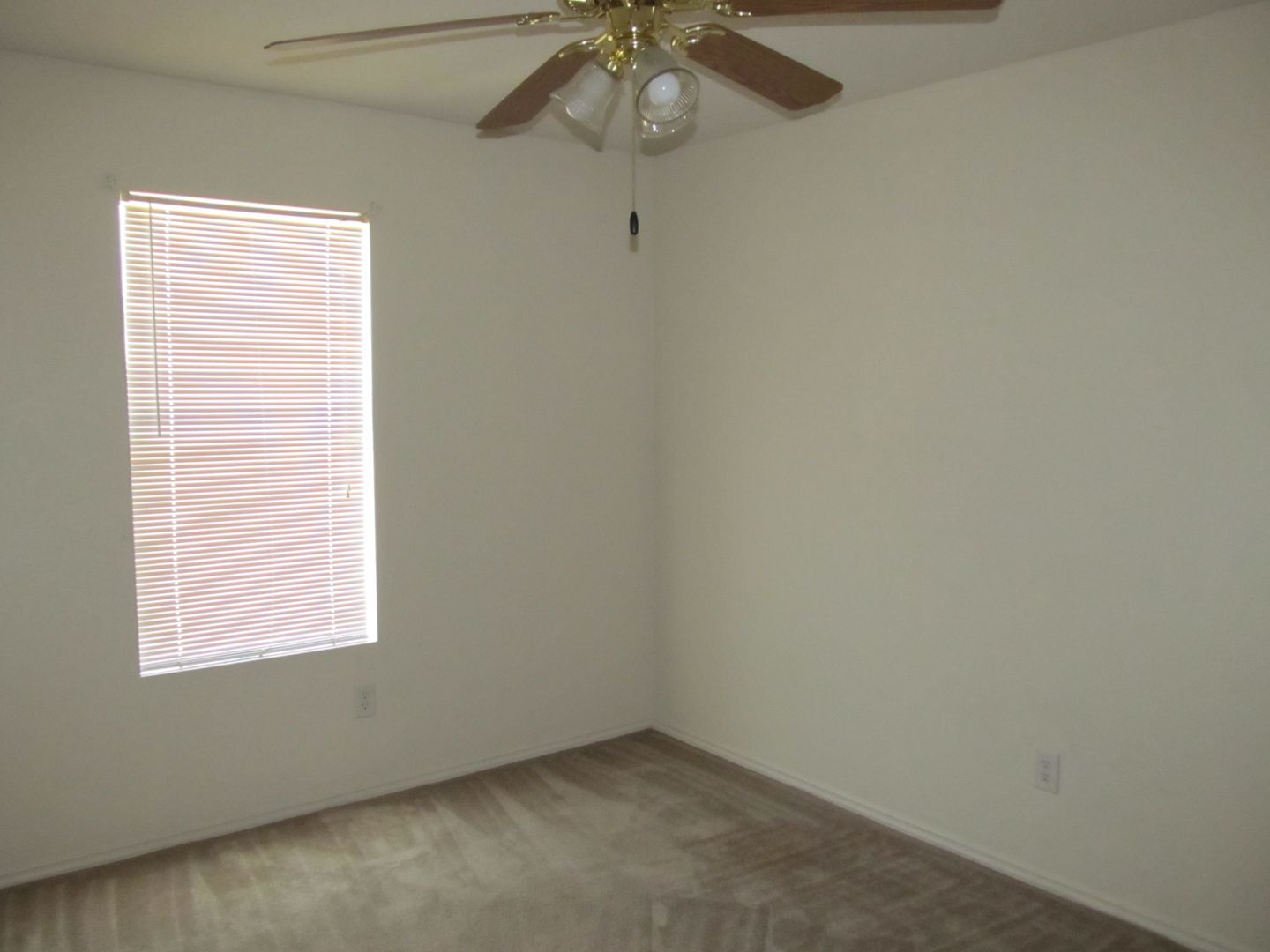 Building Photo - 3210 Viewcrest Dr