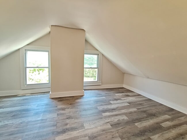 Building Photo - 317 Borden St