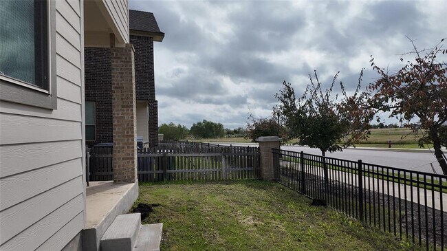 Building Photo - 2102 Dillon Pond Ln