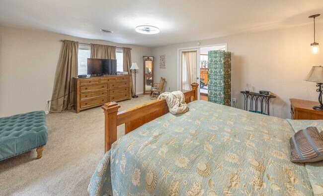 Building Photo - Stunning 4 Bed 3 Bath with a Pool!