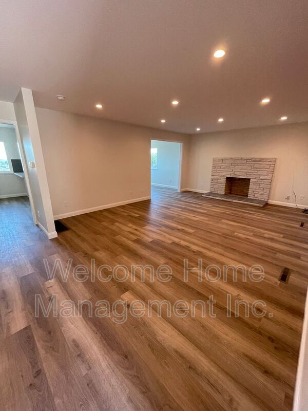 Building Photo - 16233 San Remo Dr