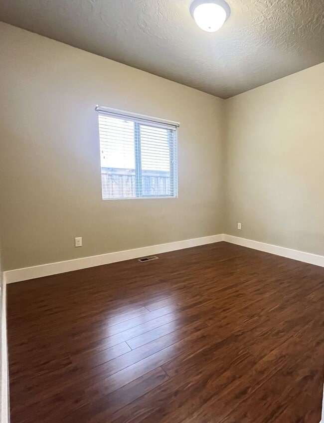 Building Photo - The perfect 2 bed/2bath with office patio home in the beautiful Hazelwood community just off Lake...