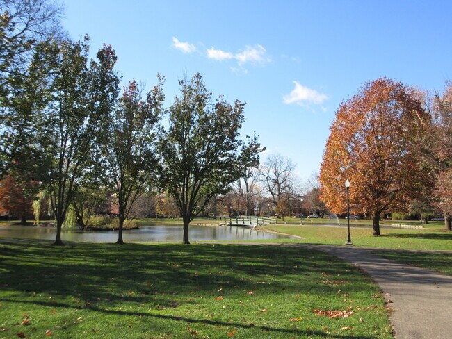 Building Photo - Redbud Alley 123-125 YBR