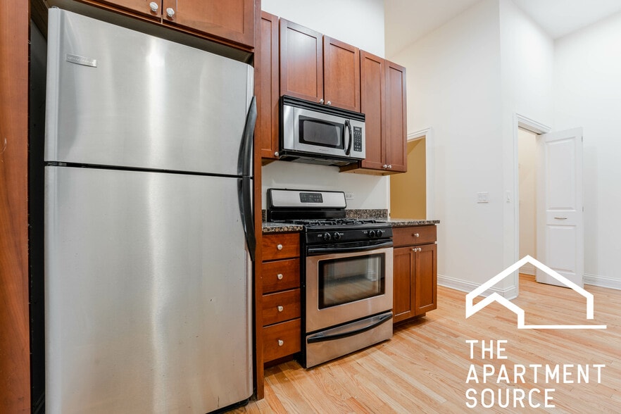 Building Photo - 3338 N Sheffield Ave