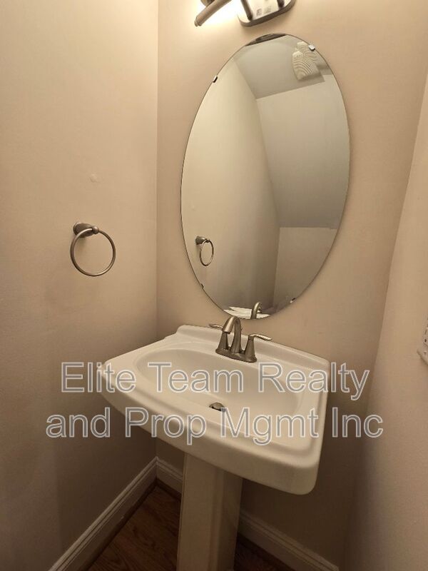 Building Photo - 1207 Green Oaks Ln