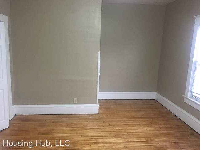 Building Photo - 1749 Wordsworth Ave W