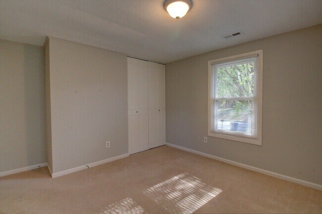 Building Photo - 2530 Glenbrook Dr