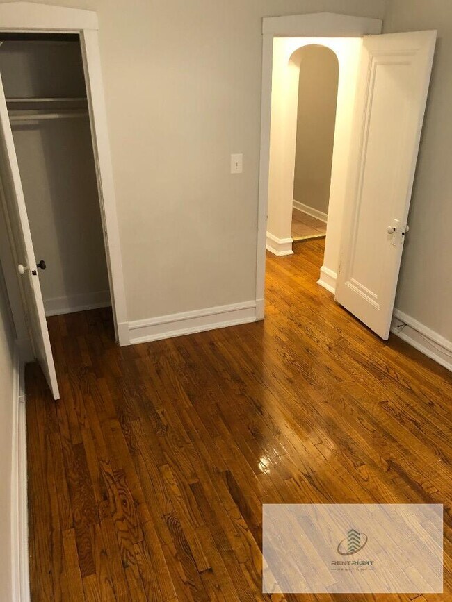 Building Photo - 6364 N Hermitage Ave