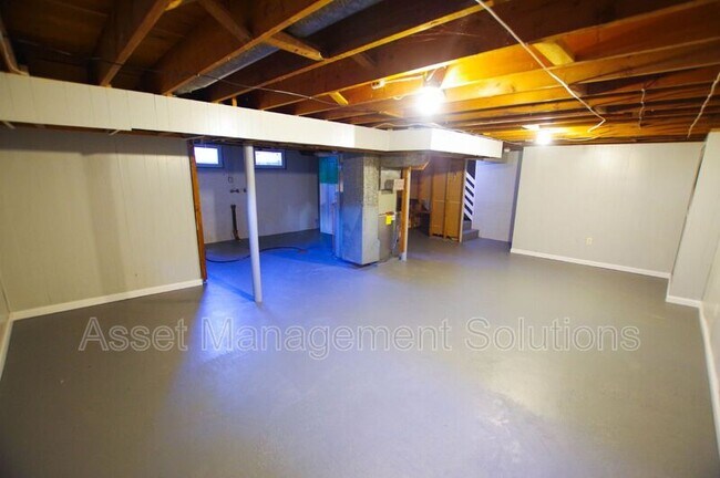 Building Photo - 723 Riderwood Dr