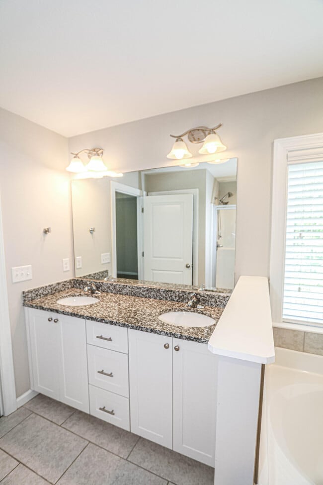 Building Photo - 987 Glenhaven Dr