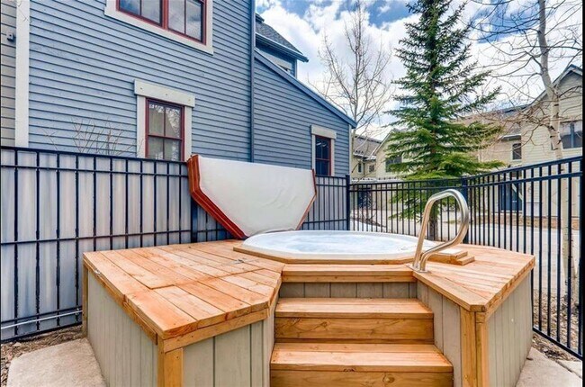 Building Photo - Move in special! Walk to Main Street and the Slopes! Amenities Abound! MOST UTILITIES Included! G...
