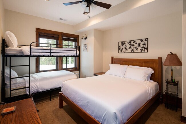 Building Photo - 14 Peaks View Dr