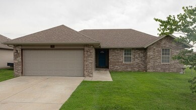 Building Photo - 3 bedroom home conveniently located on the east side of Republic