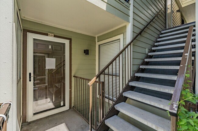 Building Photo - Updated 1-Bedroom Condo in Gated Community – Prime West 7th Location