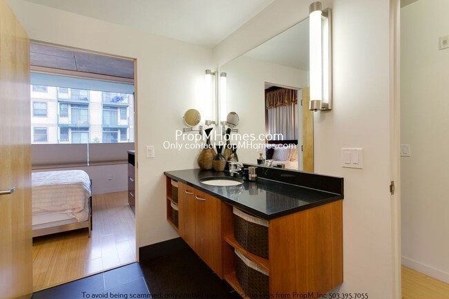 Building Photo - Luxury Goose Hollow Living – 1 Bedroom + S...