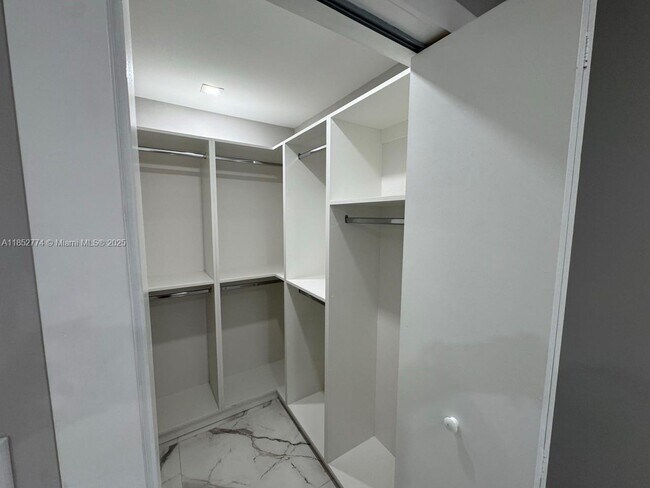 Building Photo - 15011 Coconut Ct