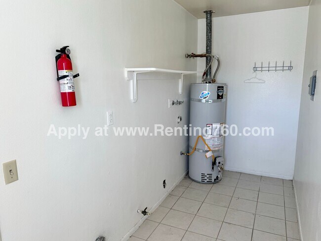 Building Photo - Spacious 2 Bed 1 Bath Home With Indoor Lau...