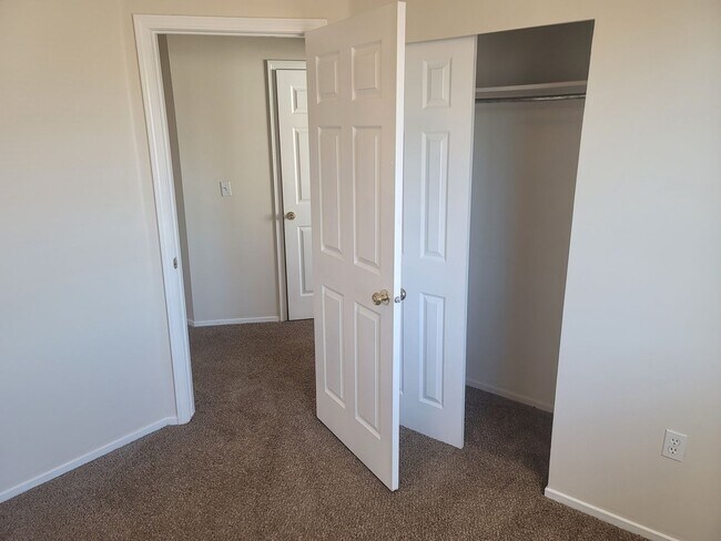 Building Photo - 3 Bedroom Town Home in Magna