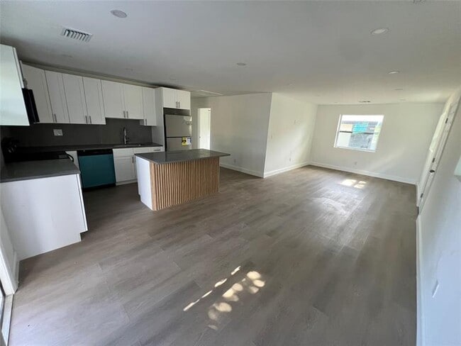 Building Photo - 422 SW 4th Ave