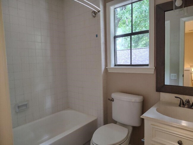 Building Photo - 2823 Whitman Dr