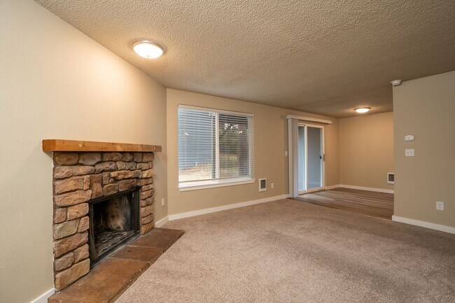 Building Photo - 1801 Woodland Glen Dr S