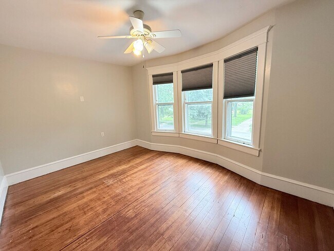 Building Photo - Spacious 3-Bedroom Home with Modern Comfor...