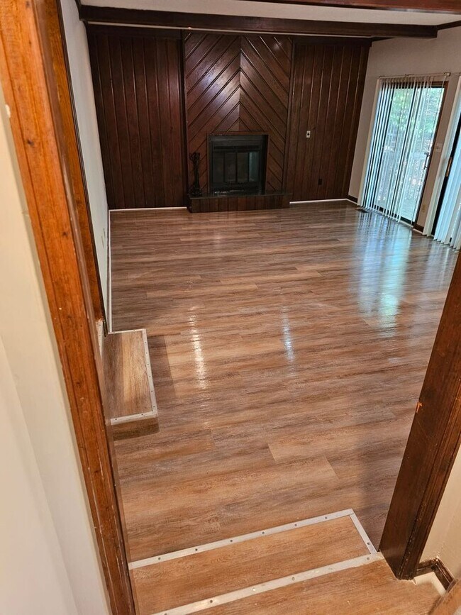 Building Photo - ****1/2 off first full of month of rent ****