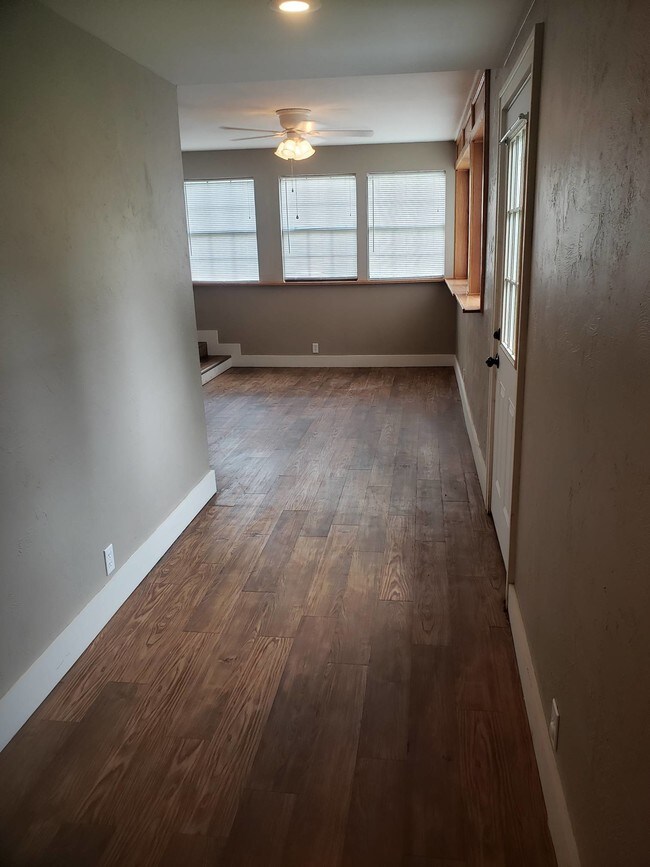 Building Photo - 105 S Barnes St