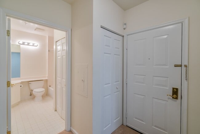 Building Photo - Charming And Well-Maintained 1 Bedr 1 Bath...