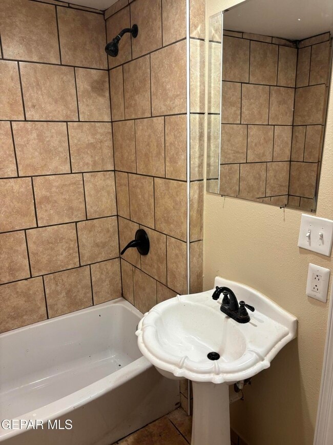 Building Photo - 3527 E Missouri Ave