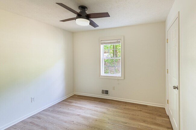 Building Photo - 4BR Home on 1 Acre with Finished Basement in Fayetteville