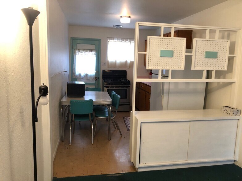Building Photo - 420 Mesilla St SE