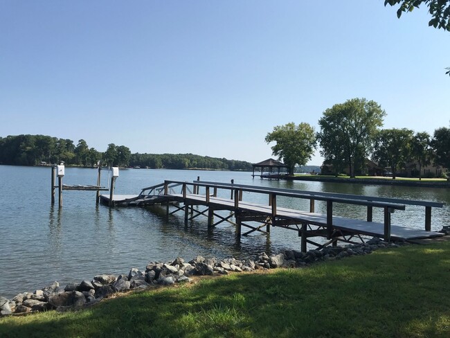 Building Photo - Lake Front 2-Bedroom Home on Beautiful Lak...